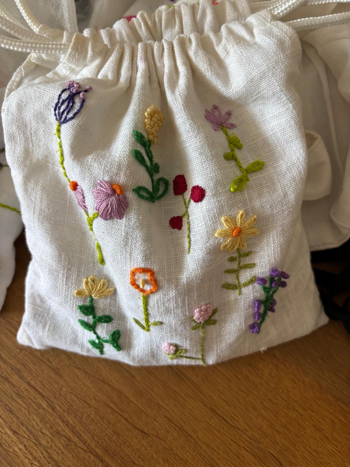 Bolsa de lino con flores bordadas